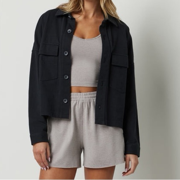 Like New: Vuori Mackenzie Cropped Shirt Jacket * Washed Black * Medium - Picture 11 of 11